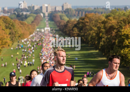 Windsor, Royaume-Uni. 24 septembre, 2017. autour de 6 000 coureurs prennent part à la Meridian windsor le demi-marathon à l'automne 2017 soleil sur la longue promenade à Windsor Great Park. surnommé le plus pittoresque du demi-marathon, son parcours inclut des forêts anciennes, des pelouses et un certain nombre de sections accidentées. crédit : mark kerrison/Alamy live news Banque D'Images