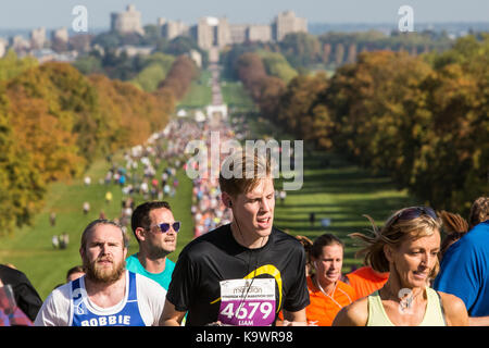 Windsor, Royaume-Uni. 24 septembre, 2017. autour de 6 000 coureurs prennent part à la Meridian windsor le demi-marathon à l'automne 2017 soleil sur la longue promenade à Windsor Great Park. surnommé le plus pittoresque du demi-marathon, son parcours inclut des forêts anciennes, des pelouses et un certain nombre de sections accidentées. crédit : mark kerrison/Alamy live news Banque D'Images