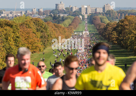 Windsor, Royaume-Uni. 24 septembre, 2017. autour de 6 000 coureurs prennent part à la Meridian windsor le demi-marathon à l'automne 2017 soleil sur la longue promenade à Windsor Great Park. surnommé le plus pittoresque du demi-marathon, son parcours inclut des forêts anciennes, des pelouses et un certain nombre de sections accidentées. crédit : mark kerrison/Alamy live news Banque D'Images