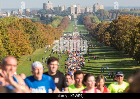 Windsor, Royaume-Uni. 24 septembre, 2017. autour de 6 000 coureurs prennent part à la Meridian windsor le demi-marathon à l'automne 2017 soleil sur la longue promenade à Windsor Great Park. surnommé le plus pittoresque du demi-marathon, son parcours inclut des forêts anciennes, des pelouses et un certain nombre de sections accidentées. crédit : mark kerrison/Alamy live news Banque D'Images