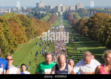 Windsor, Royaume-Uni. 24 septembre, 2017. autour de 6 000 coureurs prennent part à la Meridian windsor le demi-marathon à l'automne 2017 soleil sur la longue promenade à Windsor Great Park. surnommé le plus pittoresque du demi-marathon, son parcours inclut des forêts anciennes, des pelouses et un certain nombre de sections accidentées. crédit : mark kerrison/Alamy live news Banque D'Images