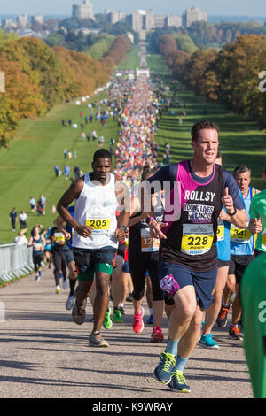 Windsor, Royaume-Uni. 24 septembre, 2017. autour de 6 000 coureurs prennent part à la Meridian windsor le demi-marathon à l'automne 2017 soleil sur la longue promenade à Windsor Great Park. surnommé le plus pittoresque du demi-marathon, son parcours inclut des forêts anciennes, des pelouses et un certain nombre de sections accidentées. crédit : mark kerrison/Alamy live news Banque D'Images