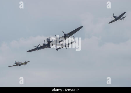 Duxford, UK. 23 Septembre, 2017. La Battle of Britain Memorial Flight, y compris l'Avro Lancaster B1, un Supermarine Spitfire et d'un Hawker Hurricane - Duxford Bataille d'Angleterre ont lieu pendant le spectacle aérien (IWM) Imperial War Museum Duxford année du centenaire. Principe du Duxford rôle de station de combat de la Seconde Guerre mondiale est célébrée à la bataille d'Angleterre Air Show par plus de 40 avions historiques de prendre son envol. Crédit : Guy Bell/Alamy Live News Banque D'Images