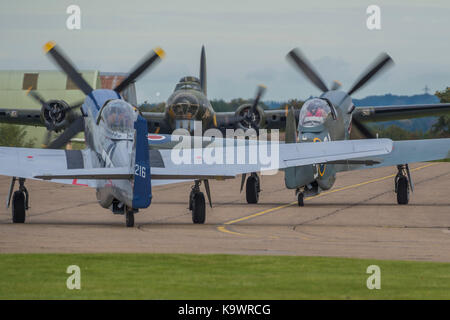 Duxford, UK. 23 Septembre, 2017. P50 Mustang taxi à la piste d'un passé de Duxford Flying Fortress - Bataille d'Angleterre ont lieu pendant le spectacle aérien (IWM) Imperial War Museum Duxford année du centenaire. Principe du Duxford rôle de station de combat de la Seconde Guerre mondiale est célébrée à la bataille d'Angleterre Air Show par plus de 40 avions historiques de prendre son envol. Crédit : Guy Bell/Alamy Live News Banque D'Images