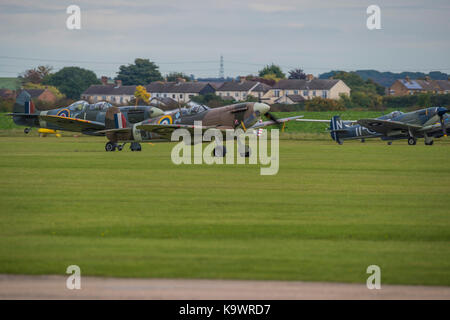 Duxford, UK. 23 Septembre, 2017. Une formation de 12 formes spitfires, défile et les terres - la bataille d'Angleterre de Duxford Air Show qui aura lieu au cours (IWM) Imperial War Museum Duxford's année du centenaire. Principe du Duxford rôle de station de combat de la Seconde Guerre mondiale est célébrée à la bataille d'Angleterre Air Show par plus de 40 avions historiques de prendre son envol. Crédit : Guy Bell/Alamy Live News Banque D'Images