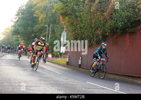 Birmingham, UK. 24 septembre, 2017 - Birmingham velo vélo participants passant par dudley/wollescote stourbridge/salon couvrant une partie de 100 km parcours dans les West Midlands, Royaume-Uni. crédit : Richard Allen/Alamy live news Banque D'Images