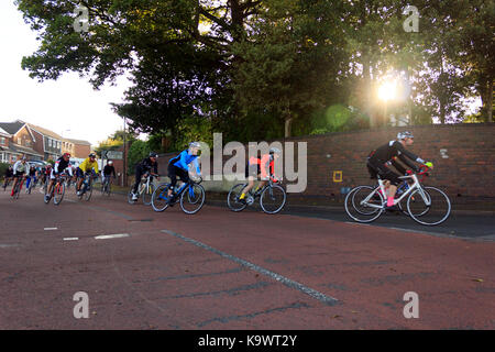 Birmingham, UK. 24 septembre, 2017 - Birmingham velo vélo participants passant par dudley/wollescote stourbridge/salon couvrant une partie de 100 km parcours dans les West Midlands, Royaume-Uni. crédit : Richard Allen/Alamy live news Banque D'Images