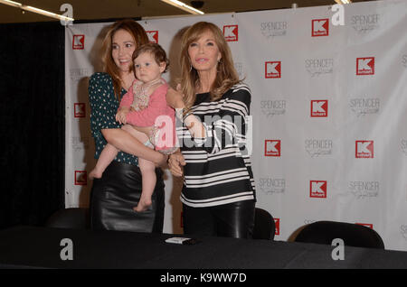 Burbank, Ca. 23 septembre 2017. Spencer Margaret Richmond avec sa fille Bea et sa mère Jaclyn Smith lors du lancement en magasin de la nouvelle gamme de vêtements pour bébé Spencer par Jaclyn Smith à Kmart à Burbank, en Californie, le 23 septembre 2017. Crédit: David Edwards/Media Punch/Alay Live News Banque D'Images