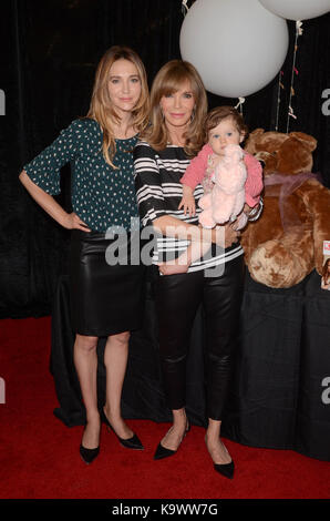 Burbank, Ca. 23 septembre 2017. Spencer Margaret Richmond avec sa fille Bea et sa mère Jaclyn Smith lors du lancement en magasin de la nouvelle gamme de vêtements pour bébé Spencer par Jaclyn Smith à Kmart à Burbank, en Californie, le 23 septembre 2017. Crédit: David Edwards/Media Punch/Alay Live News Banque D'Images