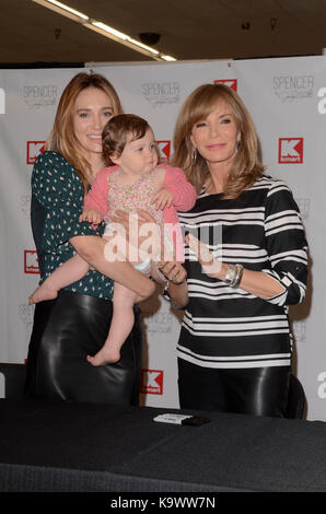 Burbank, Ca. 23 septembre 2017. Spencer Margaret Richmond avec sa fille Bea et sa mère Jaclyn Smith lors du lancement en magasin de la nouvelle gamme de vêtements pour bébé Spencer par Jaclyn Smith à Kmart à Burbank, en Californie, le 23 septembre 2017. Crédit: David Edwards/Media Punch/Alay Live News Banque D'Images