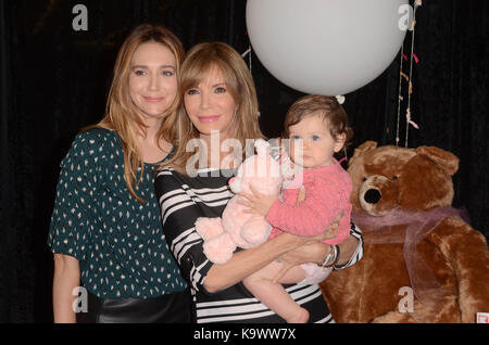 Burbank, Ca. 23 septembre 2017. Spencer Margaret Richmond avec sa fille Bea et sa mère Jaclyn Smith lors du lancement en magasin de la nouvelle gamme de vêtements pour bébé Spencer par Jaclyn Smith à Kmart à Burbank, en Californie, le 23 septembre 2017. Crédit: David Edwards/Media Punch/Alay Live News Banque D'Images