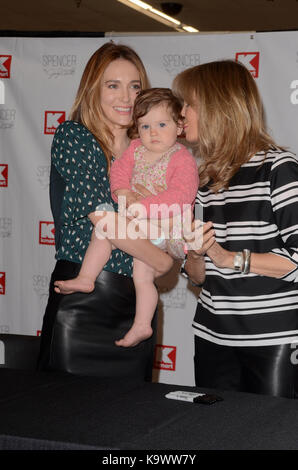 Burbank, Ca. 23 septembre 2017. Spencer Margaret Richmond avec sa fille Bea et sa mère Jaclyn Smith lors du lancement en magasin de la nouvelle gamme de vêtements pour bébé Spencer par Jaclyn Smith à Kmart à Burbank, en Californie, le 23 septembre 2017. Crédit: David Edwards/Media Punch/Alay Live News Banque D'Images