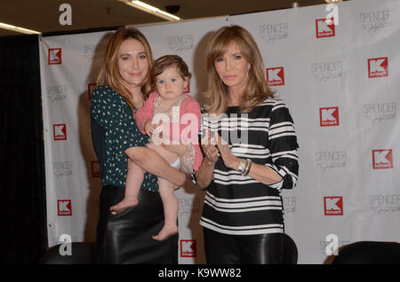 Burbank, Ca. 23 septembre 2017. Spencer Margaret Richmond avec sa fille Bea et sa mère Jaclyn Smith lors du lancement en magasin de la nouvelle gamme de vêtements pour bébé Spencer par Jaclyn Smith à Kmart à Burbank, en Californie, le 23 septembre 2017. Crédit: David Edwards/Media Punch/Alay Live News Banque D'Images