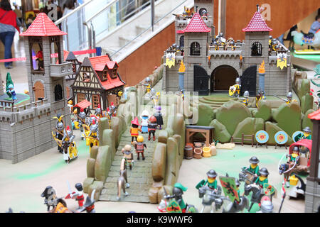Vigo, Espagne-23 septembre 2017 : playmobil exposition dans un centre commercial, des vikings envahir une ville européenne médiévale Banque D'Images