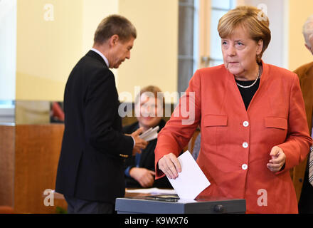 Berlin, Allemagne. 18 août, 2017. bundeskanzlerin Angela Merkel (CDU) gibt suis à Berlin 24.09.2017 ihre stimme zur bundestagswahl 2017 ab. crédit : Federico gambarini/dpa/Alamy live news Banque D'Images