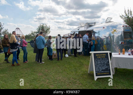 Daylesford, Kingham, UK, 23 septembre 2017. Le Festival des récoltes à Daylesford Organic Farmshop dans les Cotswolds, Royaume-Uni. Les produits biologiques, les légumes et les fruits, des foyers d'agneau rôti, le porc et le poulet, les animaux de ferme à regarder et les personnes bénéficiant de la nourriture et des démos de cuisine. Credit : Flo Smith/Alamy Live News Banque D'Images