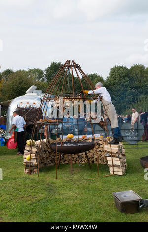 Daylesford, Kingham, UK, 23 septembre 2017. Le Festival des récoltes à Daylesford Organic Farmshop dans les Cotswolds, Royaume-Uni. Les produits biologiques, les légumes et les fruits, des foyers d'agneau rôti, le porc et le poulet, les animaux de ferme à regarder et les personnes bénéficiant de la nourriture et des démos de cuisine. Credit : Flo Smith/Alamy Live News Banque D'Images