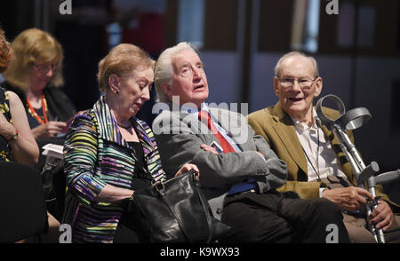 Brighton, UK. 24 sep, 2017. Margaret Beckett et Dennis skinner le jour de l'ouverture de la conférence du parti travailliste dans le Brighton Centre . La conférence se poursuit jusqu'à l'apogée le mercredi où Jeremy Corbyn livre son discours des dirigeants crédit : Simon dack/Alamy live news Banque D'Images