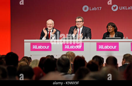 Brighton, UK. Sep 24, 2017 Jeremy Corbyn. aux côtés de Tom Watson et Diane abbot au jour de l'ouverture de la conférence du parti travailliste dans le Brighton Centre ce matin . La conférence se poursuit jusqu'à l'apogée le mercredi où Jeremy Corbyn livre son discours des dirigeants crédit : Simon dack/Alamy live news Banque D'Images