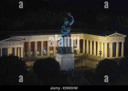 Munich, Allemagne. 29Th sep 2017. la statue "Bavaria" peut être vu à l'Oktoberfest bavarois à Munich, Allemagne, 23 septembre 2017. Cette année, les festivités dureront jusqu'au 3 octobre. crédit : felix hörhager/dpa/Alamy live news Banque D'Images