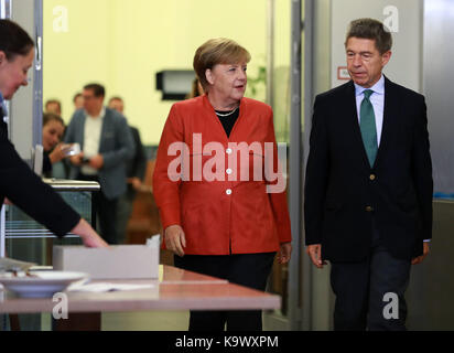 Berlin, Allemagne. 24 sep, 2017. La chancelière allemande Angela Merkel (l) et son mari joachim sauer voter à Berlin, Allemagne, sur sept. 24, 2017. Plus de 61 millions d'électeurs allemands ont été appelés à voter le dimanche pour aller chercher leur bundestag, ou parlement fédéral, à laquelle un nouveau gouvernement sera formé. crédit : luo huanhuan/Xinhua/Alamy live news Banque D'Images