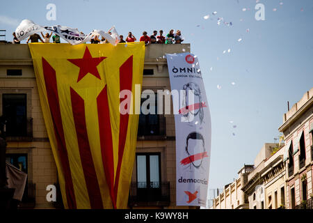 Barcelone, Catalogne, espagne. 24 sep, 2017. un géant ESTELADA Drapeau (Catalogne) independnece se bloque à partir d'un bâtiment que des partisans de l'indépendance au cours de la merce Jet tours festival de Barcelone et les séparatistes catalans. Le gouvernement de la catalogne poursuivre leur campagne en vue du référendum du 1 octobre en dépit de la répression menée par le gouvernement espagnol. plus de 4 000 membres de la police nationale espagnole et de gardes civils sont transférés à la catalogne ces jours. gouvernement catalan vise à célébrer un référendum sur l'indépendance prochain premier octobre, l'espagnol gover Banque D'Images