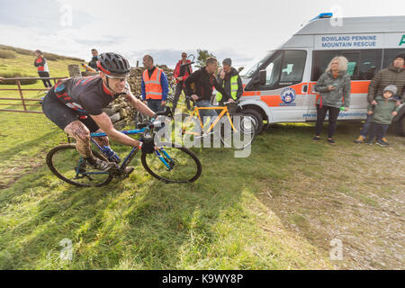 55Th Annual 3 pics Cyclo-Cross, Ingleton Yorkshire Dales, au Royaume-Uni. 24 septembre 2017. Inglebrough Riders descendent sur des vélos de cyclo-cross de spécialiste. Le gagnant de plus de 570 coureurs a terminé les 38 km en 3 heures et 6 minutes. Credit : Andy Ward/Alamy Live News Banque D'Images