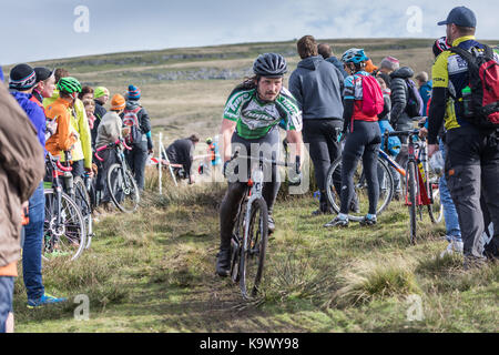 55Th Annual 3 pics Cyclo-Cross, Ingleton Yorkshire Dales, au Royaume-Uni. 24 septembre 2017. Inglebrough Riders descendent sur des vélos de cyclo-cross de spécialiste. Le gagnant de plus de 570 coureurs a terminé les 38 km en 3 heures et 6 minutes. Credit : Andy Ward/Alamy Live News Banque D'Images