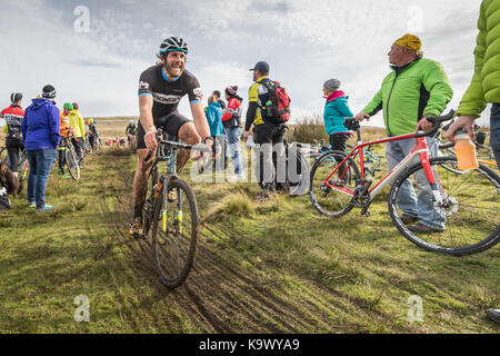 55Th Annual 3 pics Cyclo-Cross, Ingleton Yorkshire Dales, au Royaume-Uni. 24 septembre 2017. Inglebrough Riders descendent sur des vélos de cyclo-cross de spécialiste. Le gagnant de plus de 570 coureurs a terminé les 38 km en 3 heures et 6 minutes. Credit : Andy Ward/Alamy Live News Banque D'Images