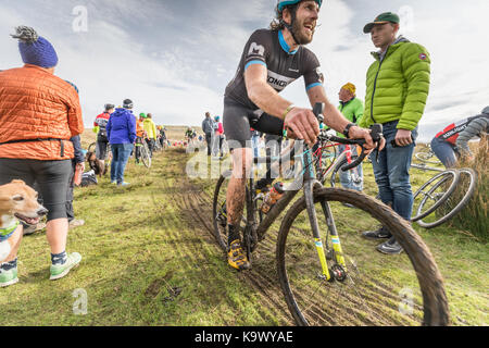 55Th Annual 3 pics Cyclo-Cross, Ingleton Yorkshire Dales, au Royaume-Uni. 24 septembre 2017. Inglebrough Riders descendent sur des vélos de cyclo-cross de spécialiste. Le gagnant de plus de 570 coureurs a terminé les 38 km en 3 heures et 6 minutes. Credit : Andy Ward/Alamy Live News Banque D'Images