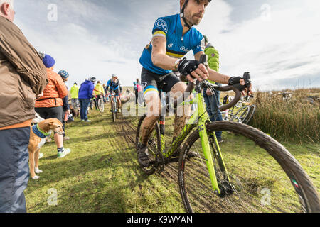 55Th Annual 3 pics Cyclo-Cross, Ingleton Yorkshire Dales, au Royaume-Uni. 24 septembre 2017. Inglebrough Riders descendent sur des vélos de cyclo-cross de spécialiste. Le gagnant de plus de 570 coureurs a terminé les 38 km en 3 heures et 6 minutes. Credit : Andy Ward/Alamy Live News Banque D'Images