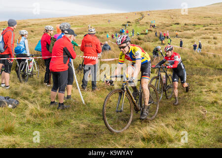 55Th Annual 3 pics Cyclo-Cross, Ingleton Yorkshire Dales, au Royaume-Uni. 24 septembre 2017. Inglebrough Riders descendent sur des vélos de cyclo-cross de spécialiste. Le gagnant de plus de 570 coureurs a terminé les 38 km en 3 heures et 6 minutes. Credit : Andy Ward/Alamy Live News Banque D'Images