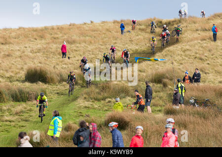 55Th Annual 3 pics Cyclo-Cross, Ingleton Yorkshire Dales, au Royaume-Uni. 24 septembre 2017. Inglebrough Riders descendent sur des vélos de cyclo-cross de spécialiste. Le gagnant de plus de 570 coureurs a terminé les 38 km en 3 heures et 6 minutes. Credit : Andy Ward/Alamy Live News Banque D'Images