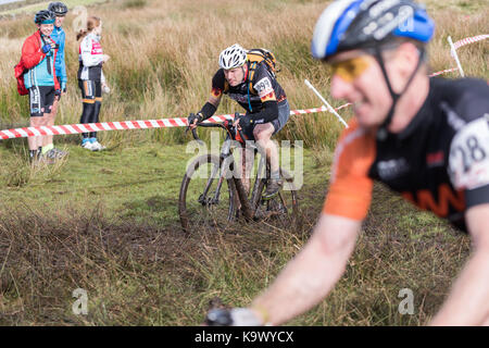 55Th Annual 3 pics Cyclo-Cross, Ingleton Yorkshire Dales, au Royaume-Uni. 24 septembre 2017. La lutte contre la boue cavaliers comme Inglebrough ils descendent sur des vélos de cyclo-cross de spécialiste. Le gagnant de plus de 570 coureurs a terminé les 38 km en 3 heures et 6 minutes. Credit : Andy Ward/Alamy Live News Banque D'Images