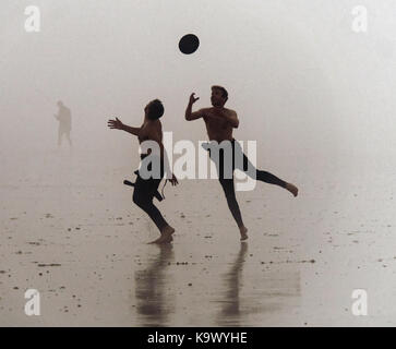 Newquay, Royaume-Uni. Sep 24, 2017. Météo britannique. Mer dense brouillard perturbe l'English National championnats de surf comme sauveteurs RNLI sont forcés de fermer plage pour les baigneurs et les surfeurs en raison de la mauvaise visibilité à la plage de Fistral. Septembre 24th, 2017 Crédit : Robert Taylor/Alamy Live News Banque D'Images