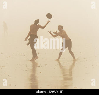 Newquay, Royaume-Uni. Sep 24, 2017. Météo britannique. Mer dense brouillard perturbe l'English National championnats de surf comme sauveteurs RNLI sont forcés de fermer plage pour les baigneurs et les surfeurs en raison de la mauvaise visibilité à la plage de Fistral. Septembre 24th, 2017 Crédit : Robert Taylor/Alamy Live News Banque D'Images