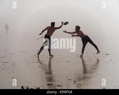 Newquay, Royaume-Uni. Sep 24, 2017. Météo britannique. Mer dense brouillard perturbe l'English National championnats de surf comme sauveteurs RNLI sont forcés de fermer plage pour les baigneurs et les surfeurs en raison de la mauvaise visibilité à la plage de Fistral. Septembre 24th, 2017 Crédit : Robert Taylor/Alamy Live News Banque D'Images