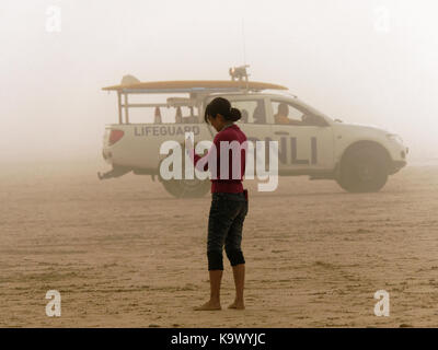 Newquay, Royaume-Uni. Sep 24, 2017. Météo britannique. Mer dense brouillard perturbe l'English National championnats de surf comme sauveteurs RNLI sont forcés de fermer plage pour les baigneurs et les surfeurs en raison de la mauvaise visibilité à la plage de Fistral. Septembre 24th, 2017 Crédit : Robert Taylor/Alamy Live News Banque D'Images