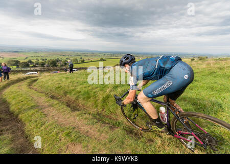 55Th Annual 3 pics Cyclo-Cross, Ingleton Yorkshire Dales, au Royaume-Uni. 24 septembre 2017. Rider descend sur un spécialiste vélo cyclo-cross de la vallée ayant monté sur Ingleborough. Credit : Andy Ward/Alamy Live News Banque D'Images