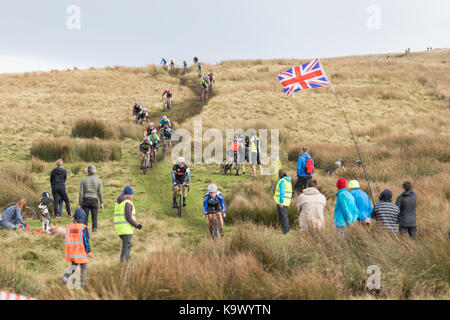 55Th Annual 3 pics Cyclo-Cross, Ingleton Yorkshire Dales, au Royaume-Uni. 24 septembre 2017. Inglebrough Riders descendent sur des vélos de cyclo-cross de spécialiste. Le gagnant de plus de 570 coureurs a terminé les 38 km en 3 heures et 6 minutes. Credit : Andy Ward/Alamy Live News Banque D'Images