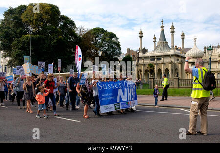 Brighton, UK. 24 sep, 2017. Les manifestants dans une manifestation pro-nhs formée principalement de travailleurs du NHS et organisé par défendre le nhs Sussex - organisée pour coïncider avec la conférence du parti du travail 2017. crédit : Scott hortop/Alamy live news Banque D'Images