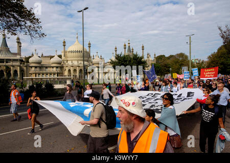 Brighton, UK. 24 sep, 2017. Les manifestants dans une manifestation pro-nhs formée principalement de travailleurs du NHS et organisé par défendre le nhs Sussex - organisée pour coïncider avec la conférence du parti du travail 2017. crédit : Scott hortop/Alamy live news Banque D'Images