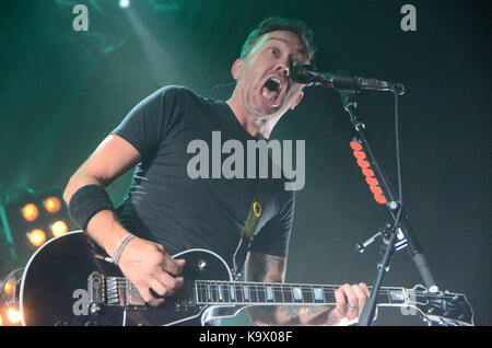 Minneapolis, Minnesota, USA. Sep 23, 2017. Chanteur Tim McIlrath de Rise Against la bande effectue au Skyway Theatre de Minneapolis, Minnesota. Ricky Bassman/CSM/Alamy Live News Banque D'Images