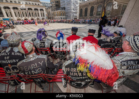 Londres, Royaume-Uni. 24 Septembre, 2017. Mlle Maypole et Mlle printemps organiser la danse pour les maires et les rois et reines - la récolte annuelle Festival organisé par la société nacré commence par une cérémonie à Guild Hall courtyard et traite ensuite de l'Église à l'arc dans la ville de Londres. Pearly Kings and Queens de Londres se réunissent pour le plus grand événement dans le calendrier nacré. Londres 24 Sep 2017. Crédit : Guy Bell/Alamy Live News Banque D'Images