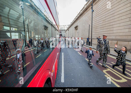 Londres, Royaume-Uni. 24 Septembre, 2017. La Banque a adopté la marche sur le chemin de St Mary Le Bow Church - La récolte annuelle Festival organisé par la société nacré commence par une cérémonie à Guild Hall courtyard et traite ensuite de l'Église à l'arc dans la ville de Londres. Pearly Kings and Queens de Londres se réunissent pour le plus grand événement dans le calendrier nacré. Londres 24 Sep 2017. Crédit : Guy Bell/Alamy Live News Banque D'Images