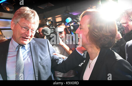 Berlin, Allemagne. 18 août, 2017. Jörg meuthen, bundesvorsitzender der Partei Deutschland für alternative (AFD), high am 24.09.2017 auf der Partei senneur wahlparty à Berlin beatrix von Storch, stellvertende parteisprecherin alternative für Deutschland der Partei (AFD), seine hand auf die schulter. crédit : Bernd von jutrczenka/dpa/Alamy live news Banque D'Images