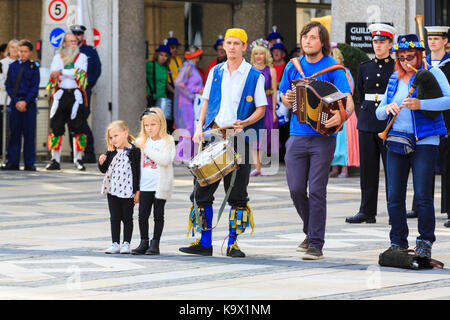 Ville de Londres, 24 sept 2017. deux petites filles regarder les danseurs morris. l'Assemblée pearly Kings and Queens Harvest Festival à guildhall yard dans la ville de Londres,célébrer l'abondance de la moisson d'automne avec animations traditionnelles. Morris dancing, maypole dance, fanfares et personnages colorés à l'événement traditionnel Banque D'Images