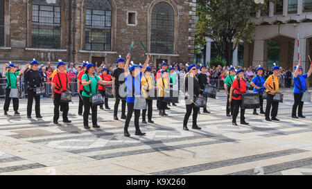 Ville de Londres, 24 sept 2017. the pandemonium batteurs. l'Assemblée pearly Kings and Queens Harvest Festival à guildhall yard dans la ville de Londres,célébrer l'abondance de la moisson d'automne avec animations traditionnelles. Morris dancing, maypole dance, fanfares et personnages colorés à l'événement traditionnel Banque D'Images