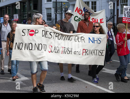 Sussex, UK. 24 septembre, 2017. défendre nos manifestants nhs mars à Brighton uk crédit : matt duckett/imageslive/zuma/Alamy fil live news Banque D'Images