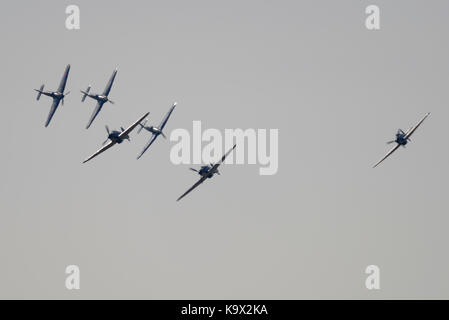 Six Hawker Hurricanes volant au Duxford September Airshow Banque D'Images